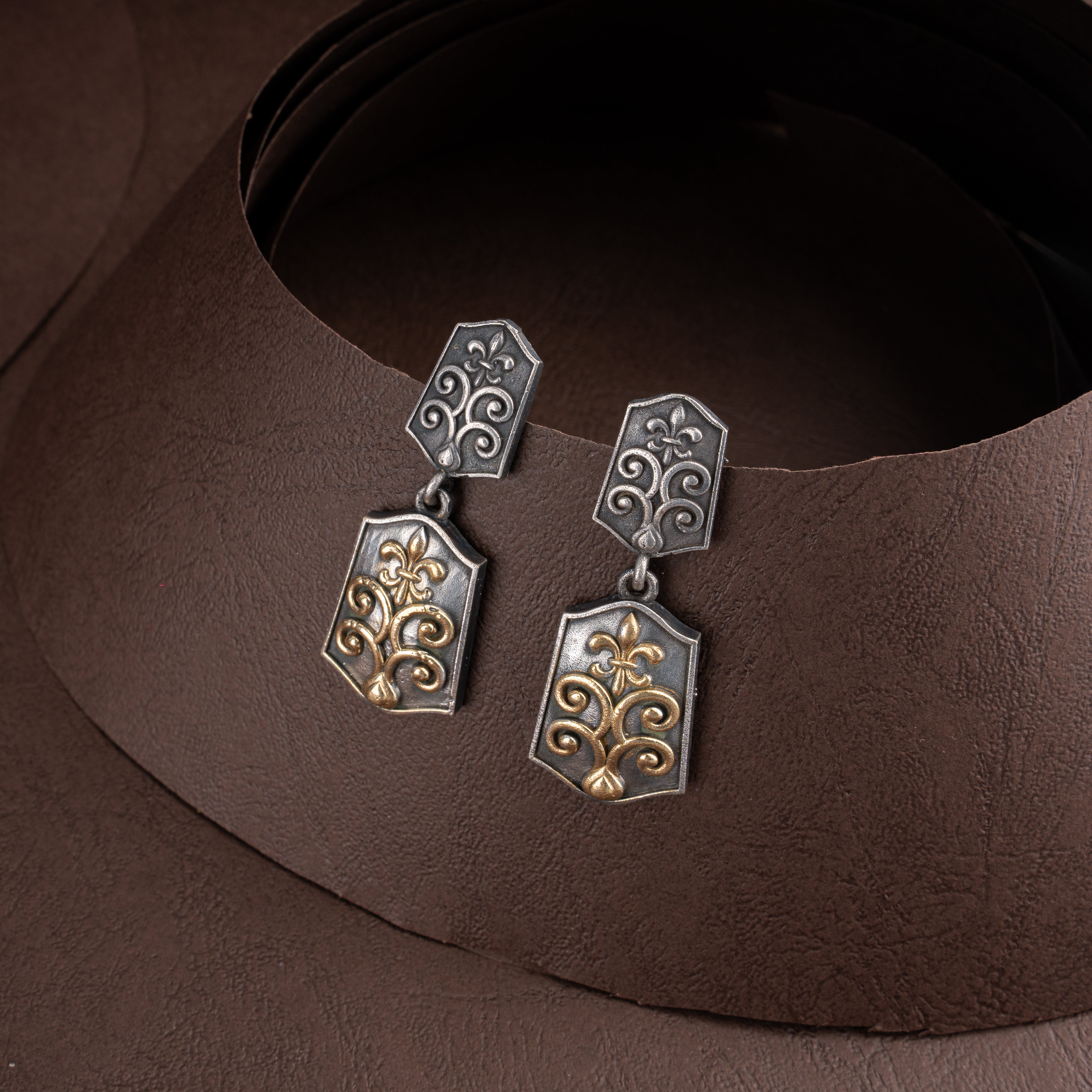 Dual-Tone Oxidised Silver Fleur-de-Lis Scroll Plaque Collar Necklace Set with Drop Earrings