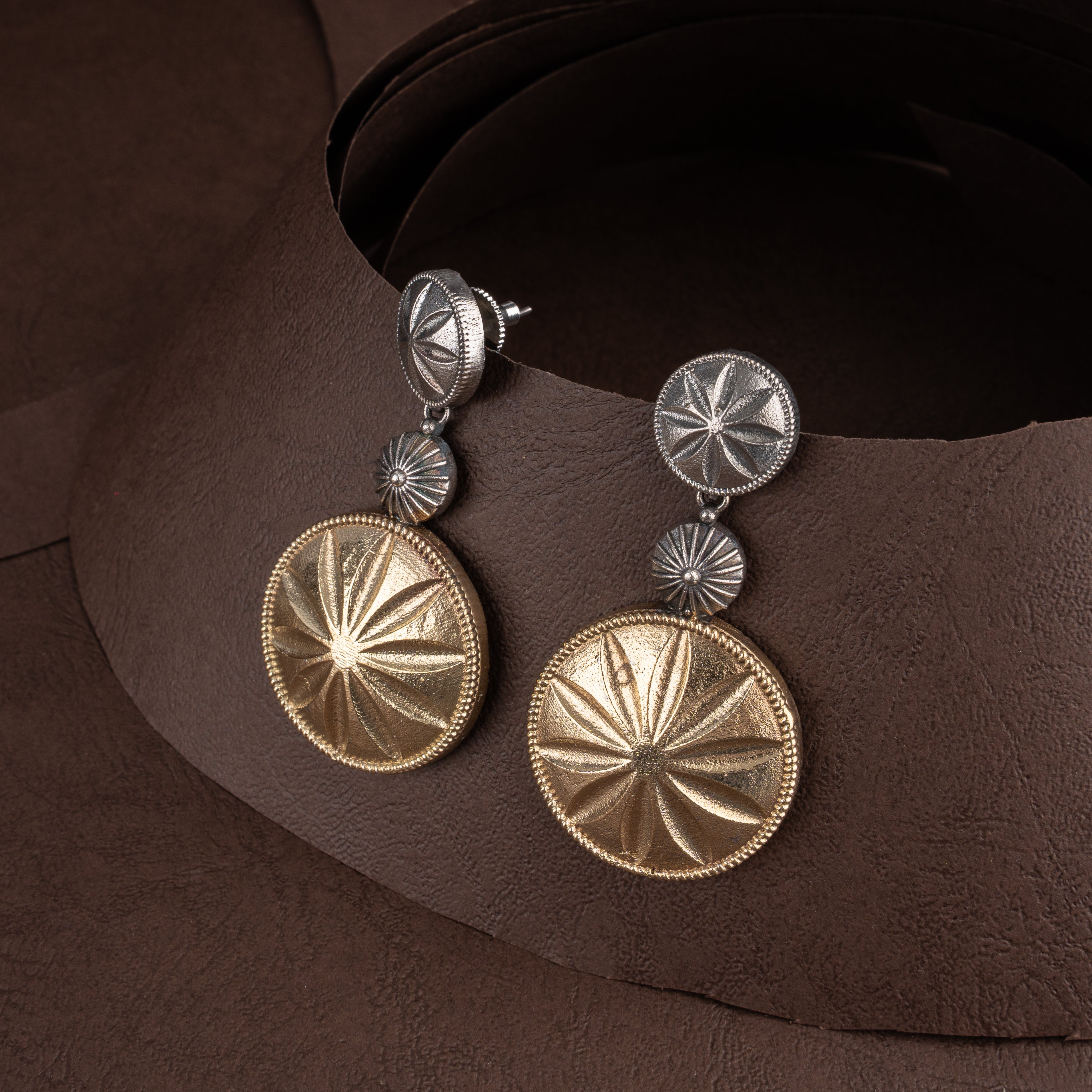 Dual-Tone Fluted Sunburst Medallion Choker Necklace Set with Drop Earrings