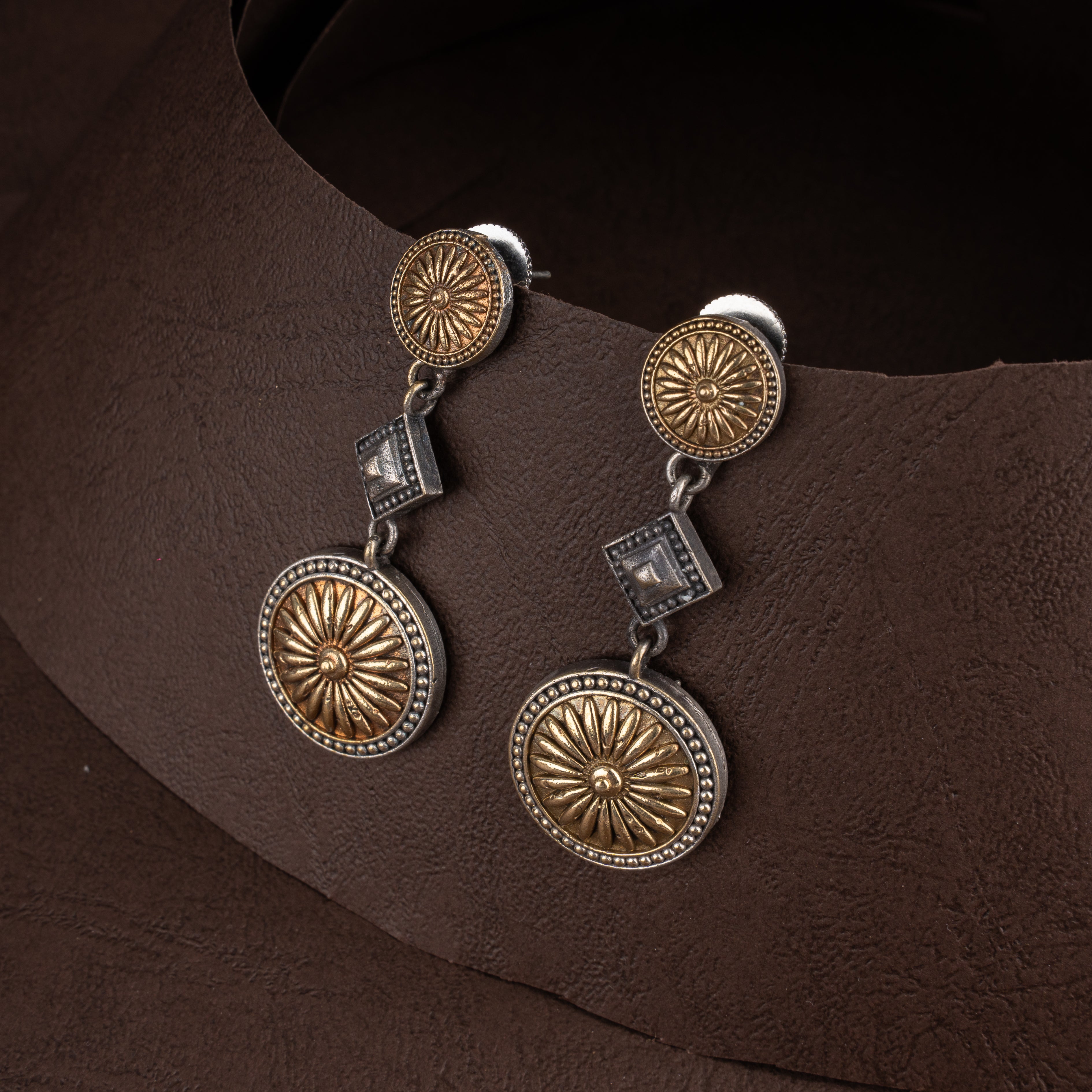 Dual-Tone Fluted Sunburst Scalloped Collar Necklace Set with Drop Earrings