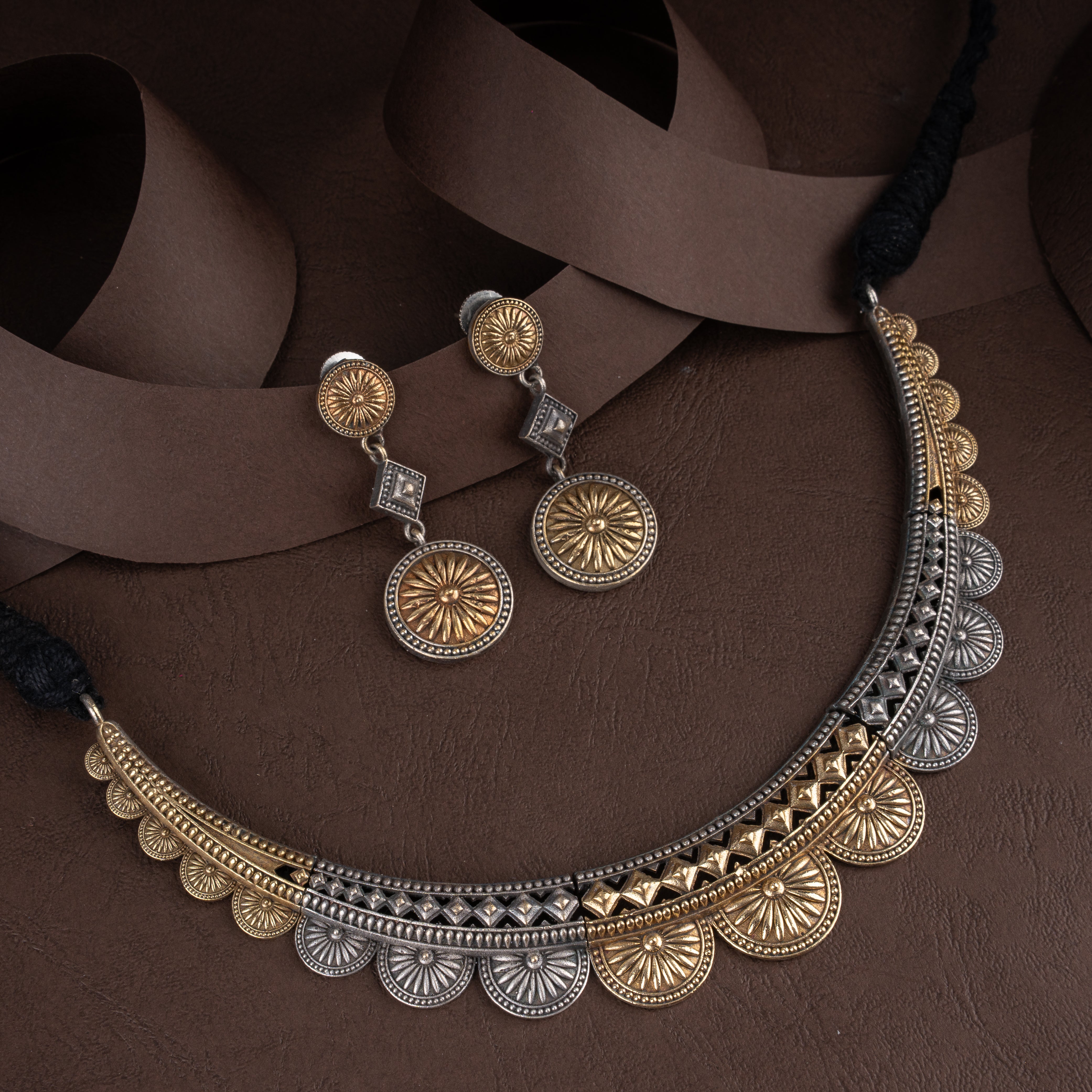Dual-Tone Fluted Sunburst Scalloped Collar Necklace Set with Drop Earrings