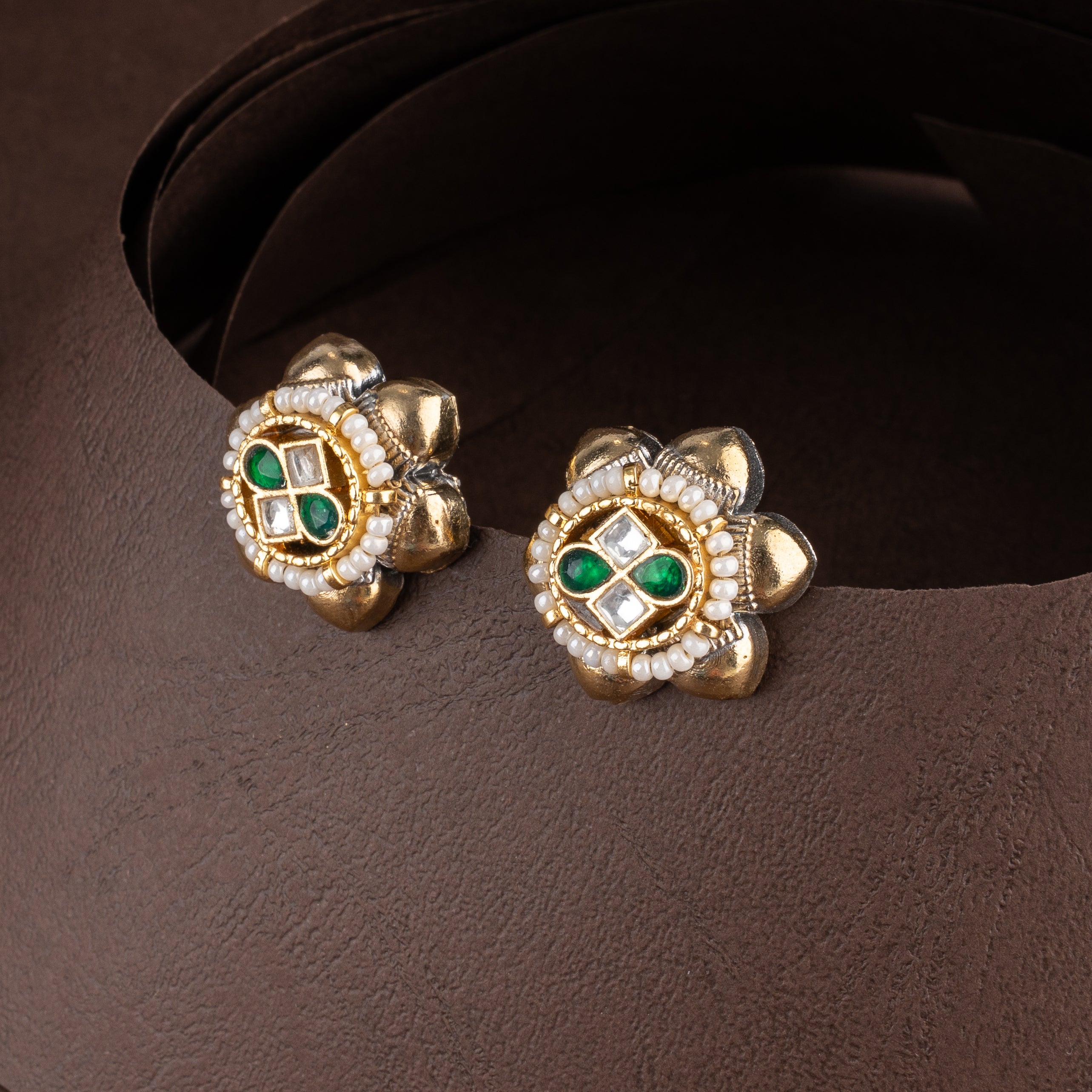 Dual-Tone Textured Hasli Collar Necklace Set with Kundan Floral Centerpiece and Stud Earrings