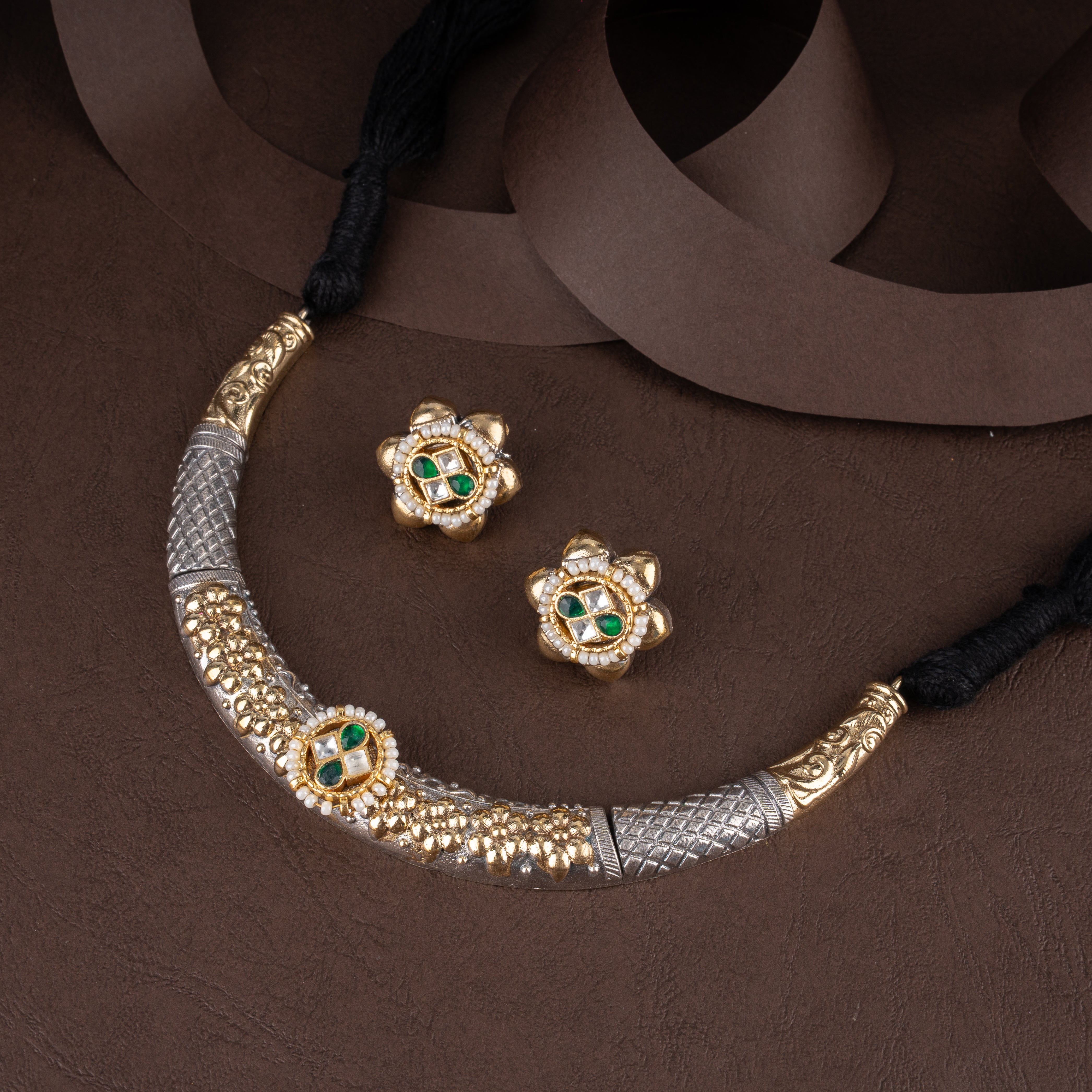 Dual-Tone Textured Hasli Collar Necklace Set with Kundan Floral Centerpiece and Stud Earrings