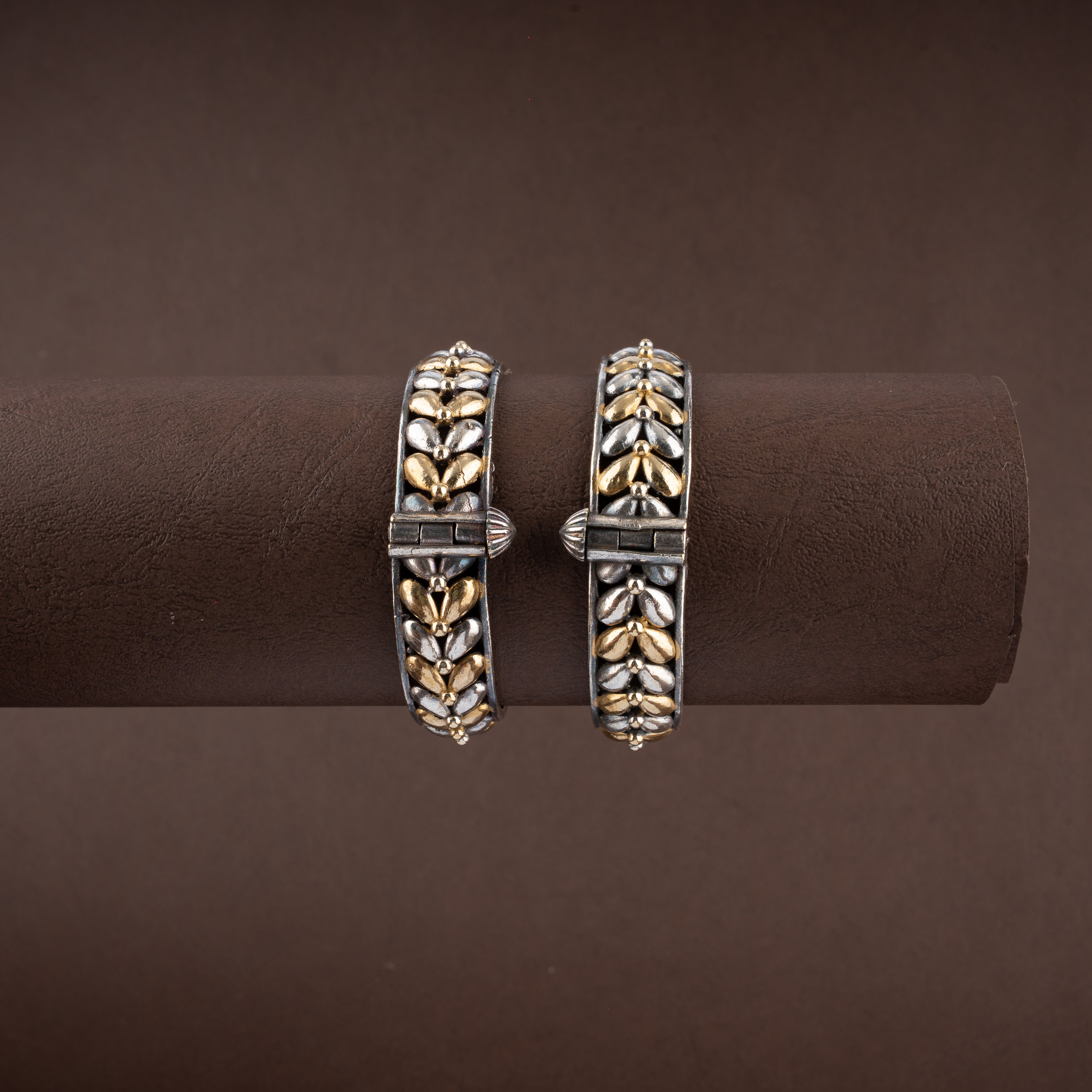 Dual-Tone Leaf Motif Hinged Bangle Set