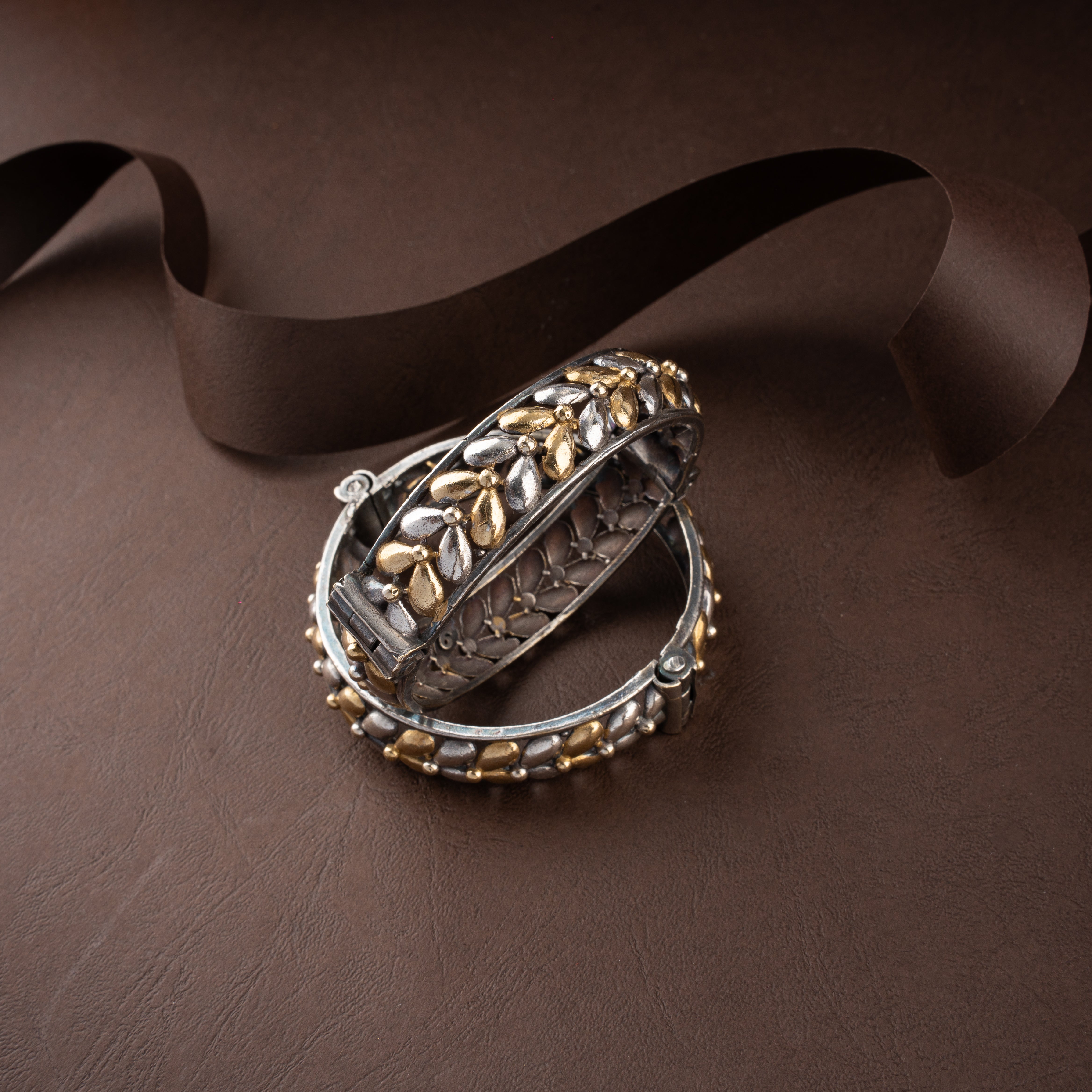 Dual-Tone Leaf Motif Hinged Bangle Set